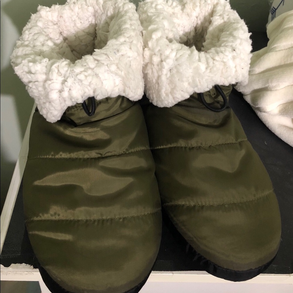 AÉROSOLES FAUX FUR LINED INSULATED BOOTIE SLIPPERS